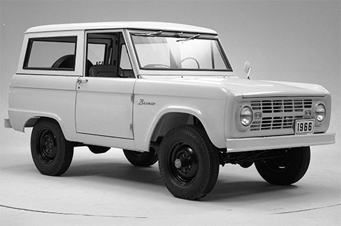 Ford Bronco existe en varias versiones desde la primera generación, como versión convertible de 1966
